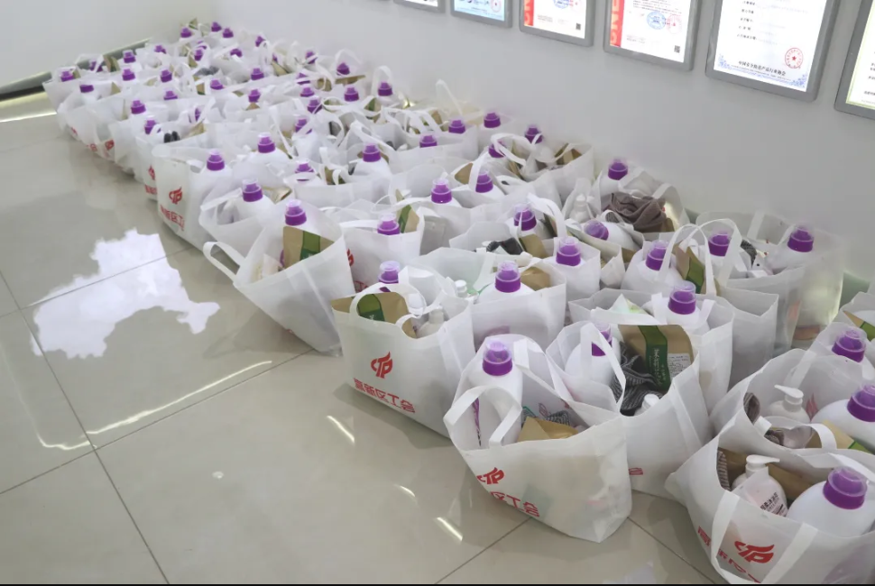 炎炎夏日送清凉——k8凯发精密智能工会为全体职工发放夏日福利